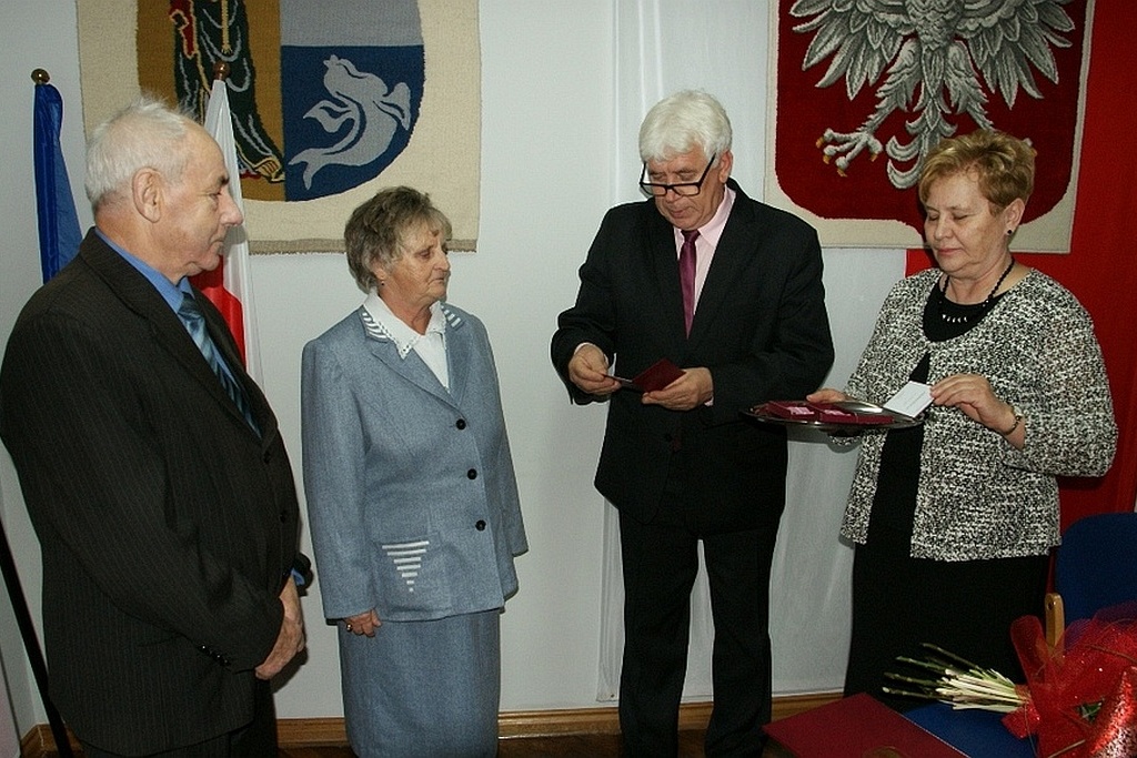 Wójt Zdzisław Tersa uhonorował Czesławę i Edwarda Zdziechów