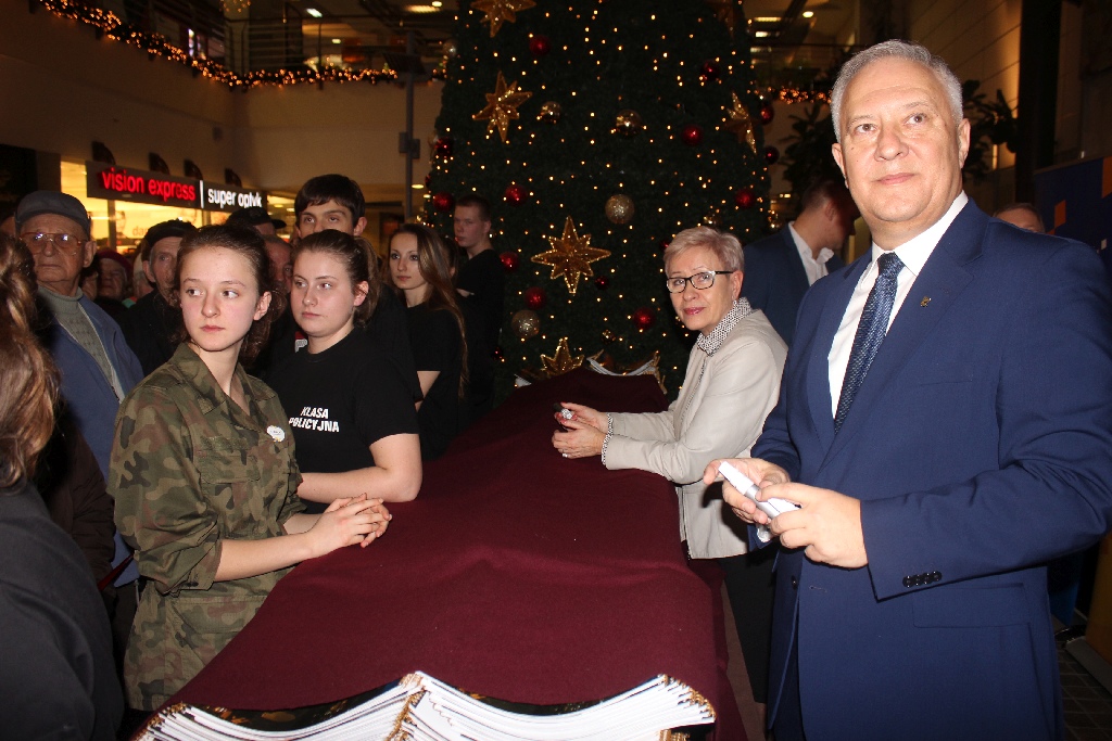 Tłumy legniczan na promocji miejskiego kalendarza na 2016 rok