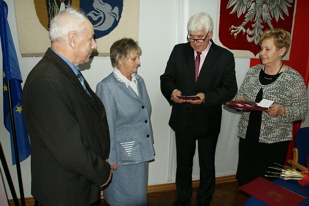 Wójt Zdzisław Tersa uhonorował Czesławę i Edwarda Zdziechów
