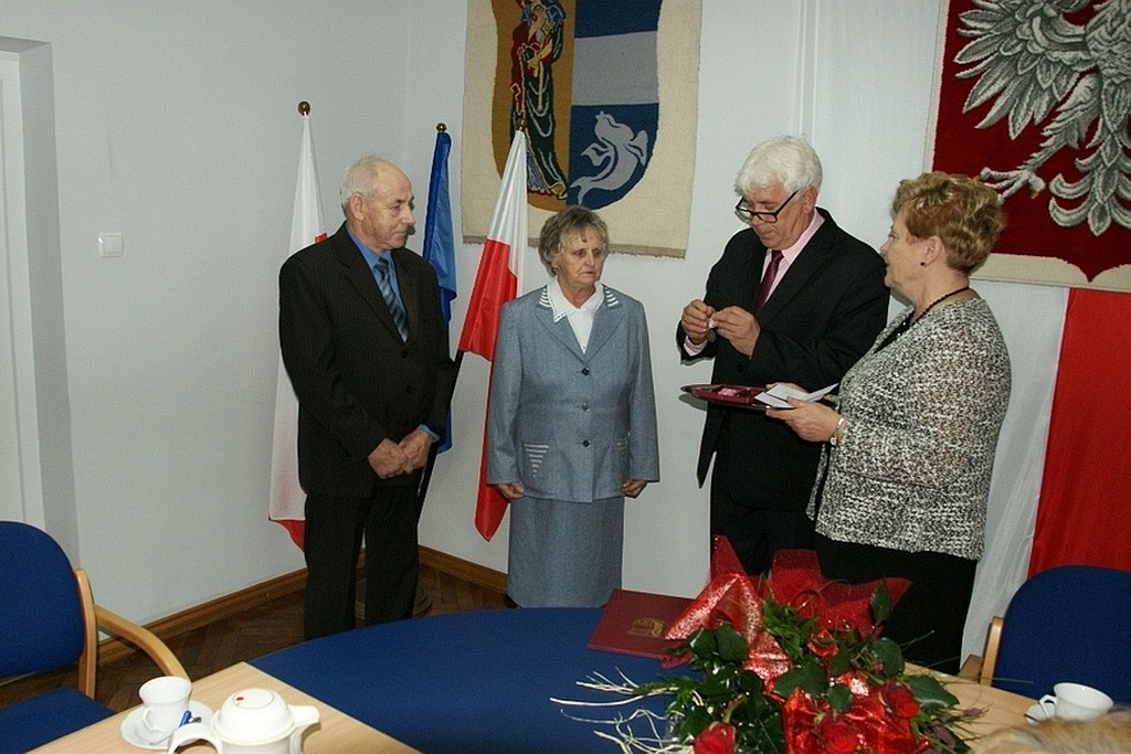 Wójt Zdzisław Tersa uhonorował Czesławę i Edwarda Zdziechów