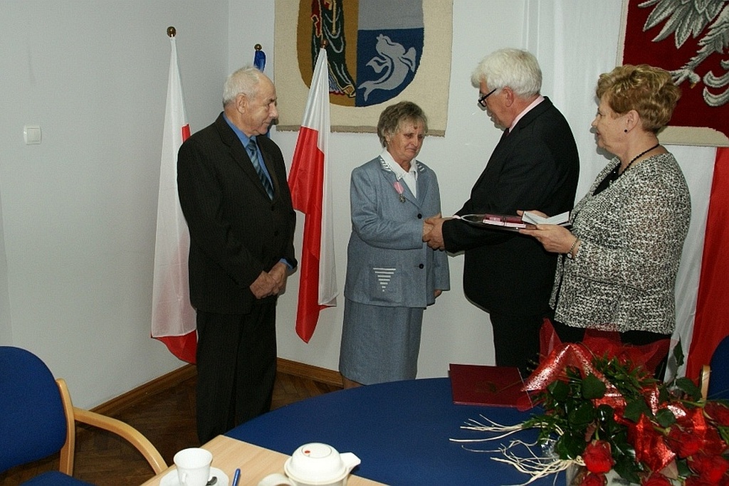 Wójt Zdzisław Tersa uhonorował Czesławę i Edwarda Zdziechów