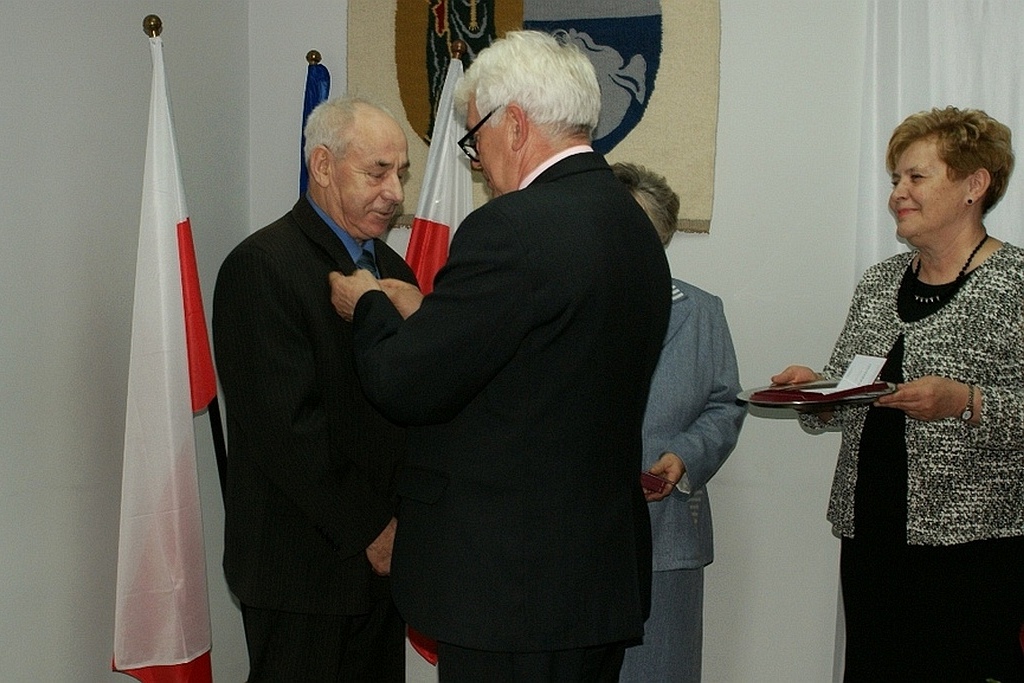 Wójt Zdzisław Tersa uhonorował Czesławę i Edwarda Zdziechów