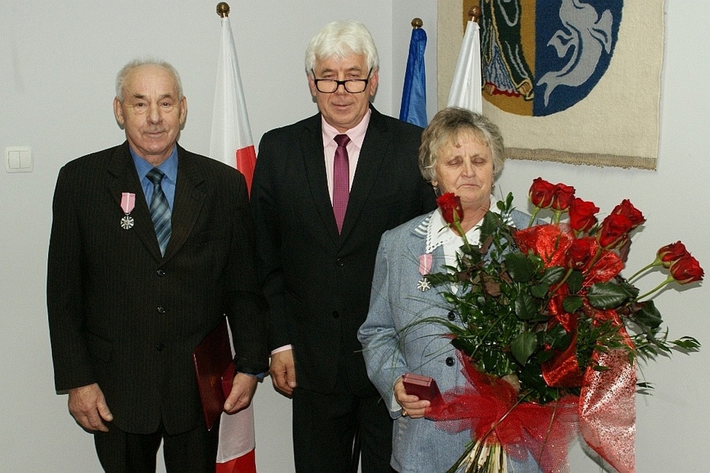 Wójt Zdzisław Tersa uhonorował Czesławę i Edwarda Zdziechów