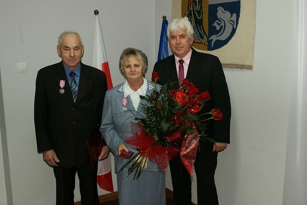 Wójt Zdzisław Tersa uhonorował Czesławę i Edwarda Zdziechów