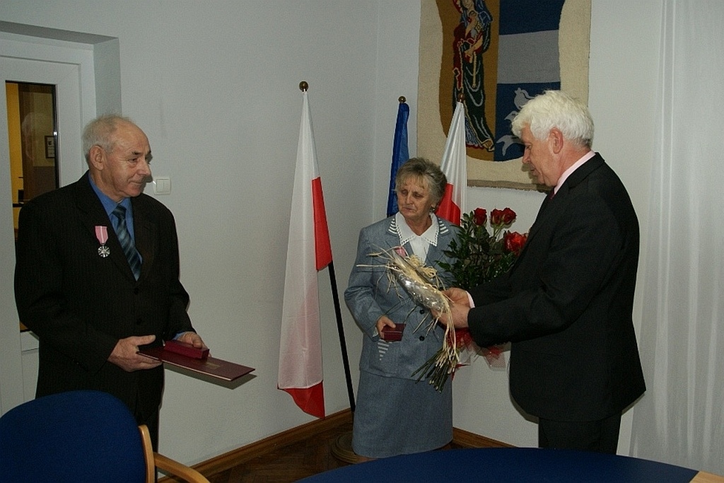 Wójt Zdzisław Tersa uhonorował Czesławę i Edwarda Zdziechów