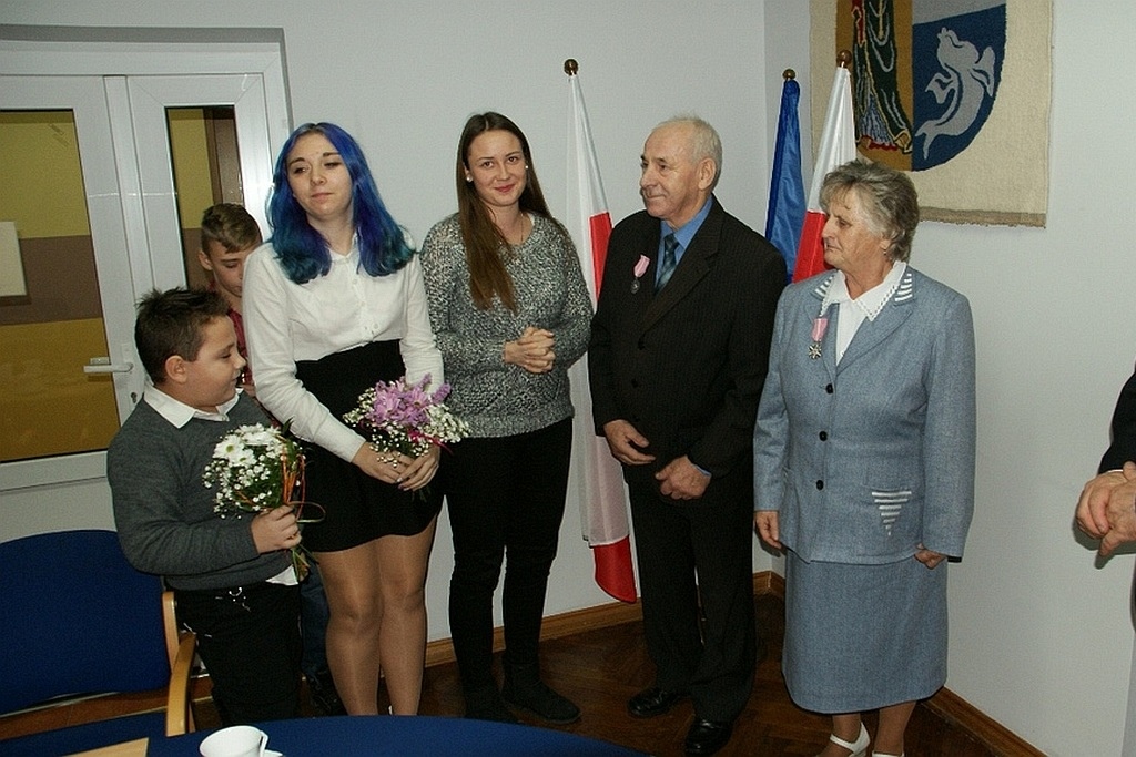 Wójt Zdzisław Tersa uhonorował Czesławę i Edwarda Zdziechów