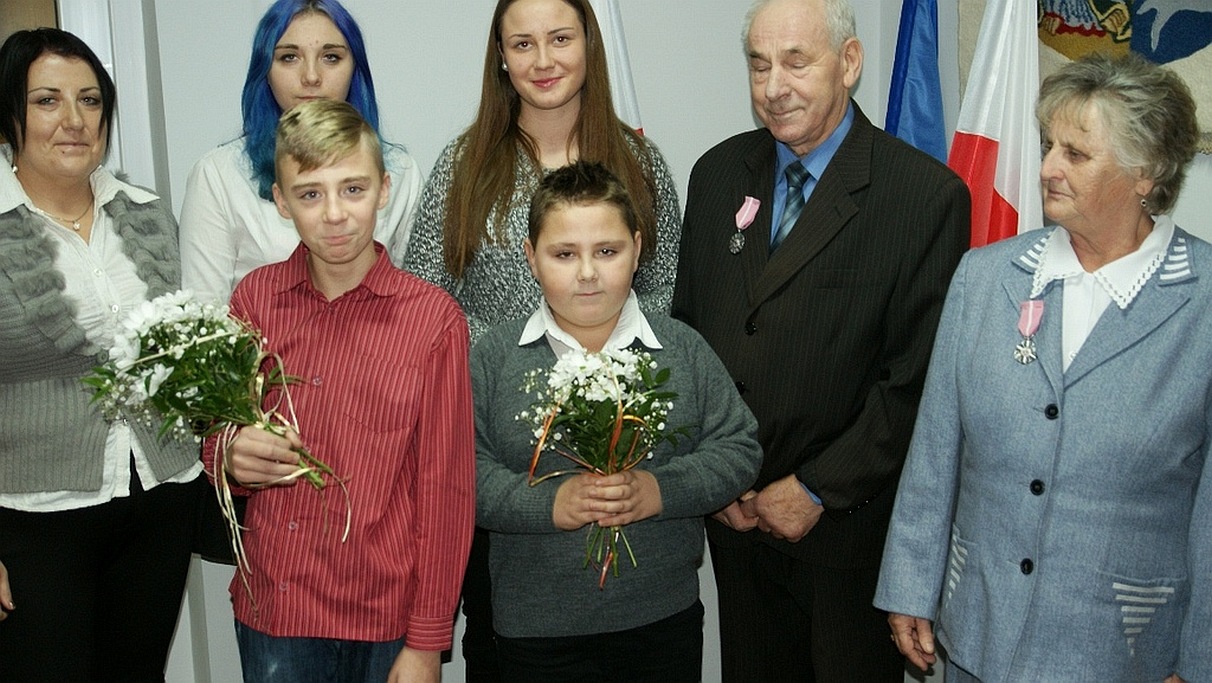 Wójt Zdzisław Tersa uhonorował Czesławę i Edwarda Zdziechów