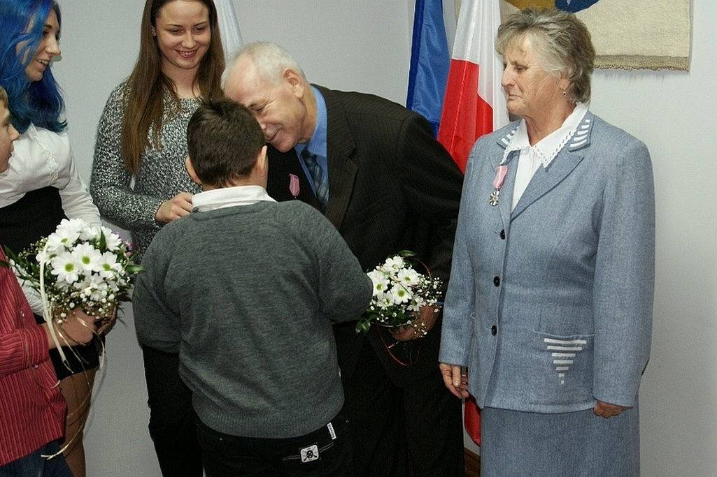 Wójt Zdzisław Tersa uhonorował Czesławę i Edwarda Zdziechów