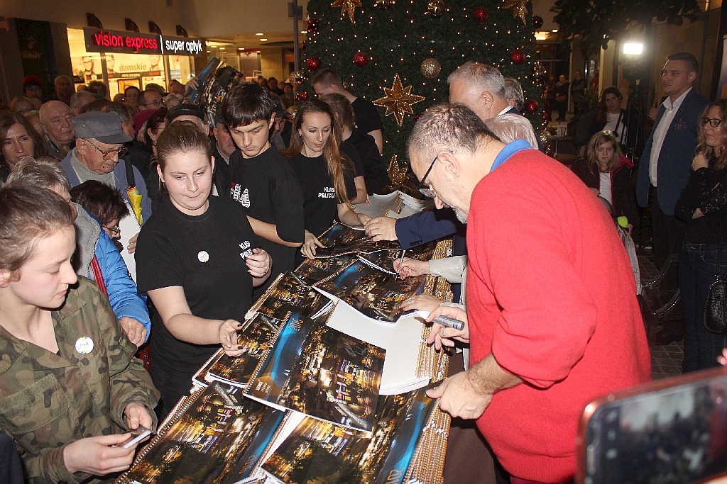 Tłumy legniczan na promocji miejskiego kalendarza na 2016 rok