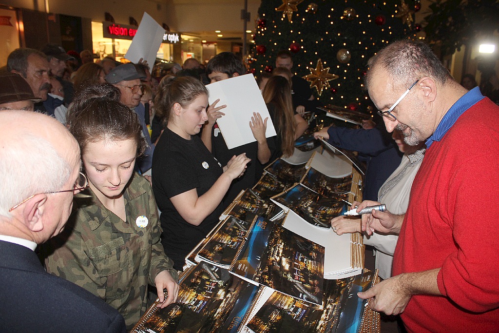 Tłumy legniczan na promocji miejskiego kalendarza na 2016 rok