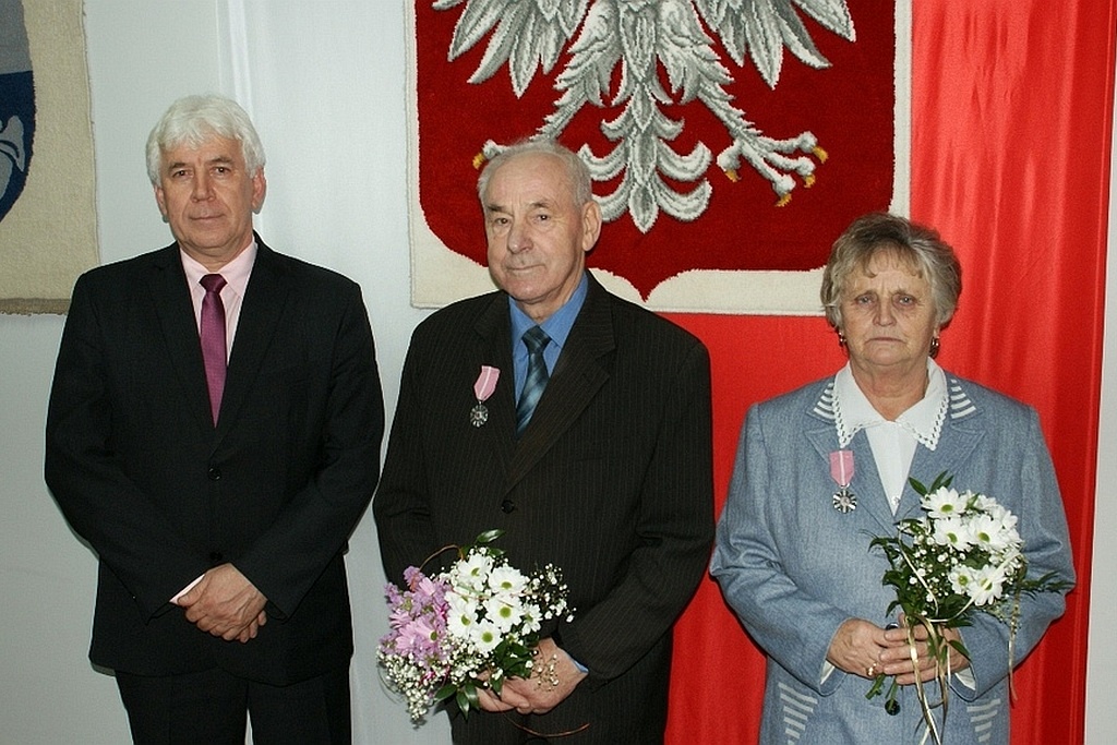 Wójt Zdzisław Tersa uhonorował Czesławę i Edwarda Zdziechów
