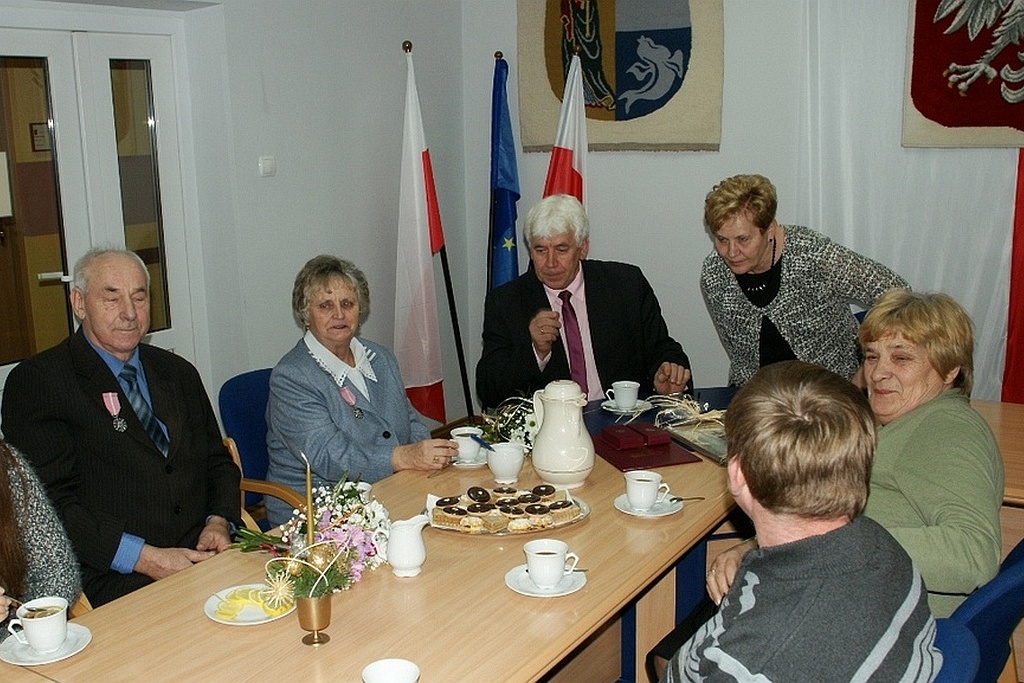 Wójt Zdzisław Tersa uhonorował Czesławę i Edwarda Zdziechów