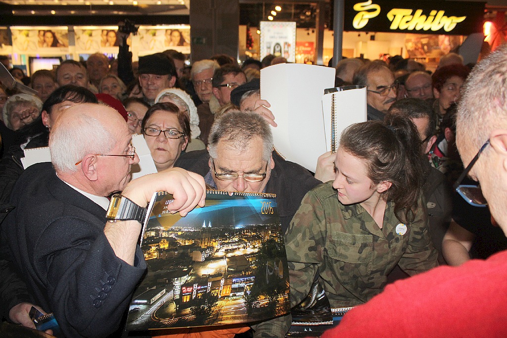 Tłumy legniczan na promocji miejskiego kalendarza na 2016 rok