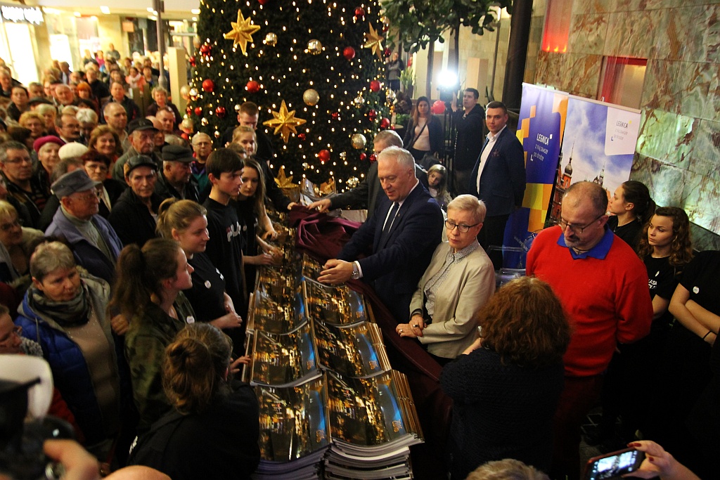 Tłumy legniczan na promocji miejskiego kalendarza na 2016 rok