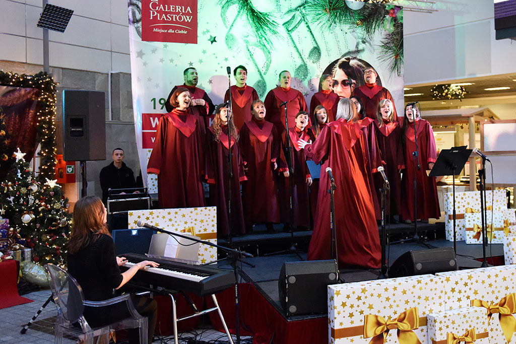 Chorzowski Chór Gospel zaśpiewał kolędy w Galerii Piastów