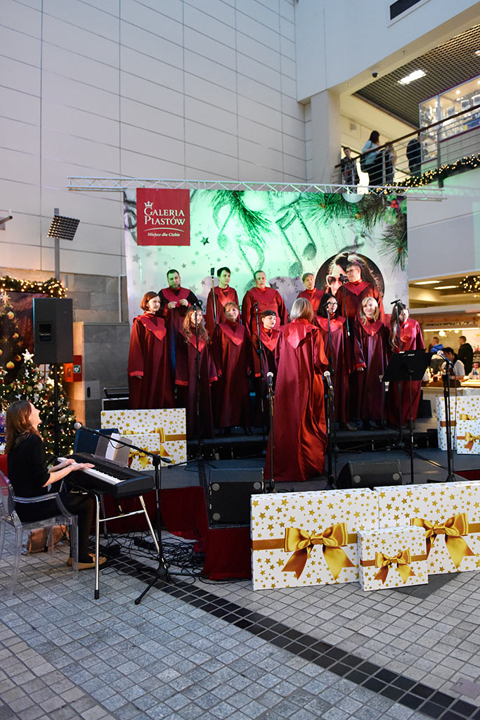 Chorzowski Chór Gospel zaśpiewał kolędy w Galerii Piastów