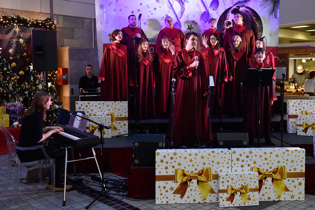 Chorzowski Chór Gospel zaśpiewał kolędy w Galerii Piastów