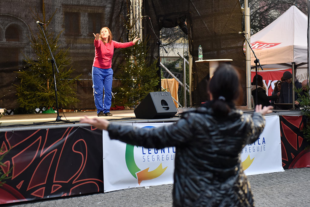 Legniczanie od kilku dni odwiedzają świąteczny jarmark w Rynku