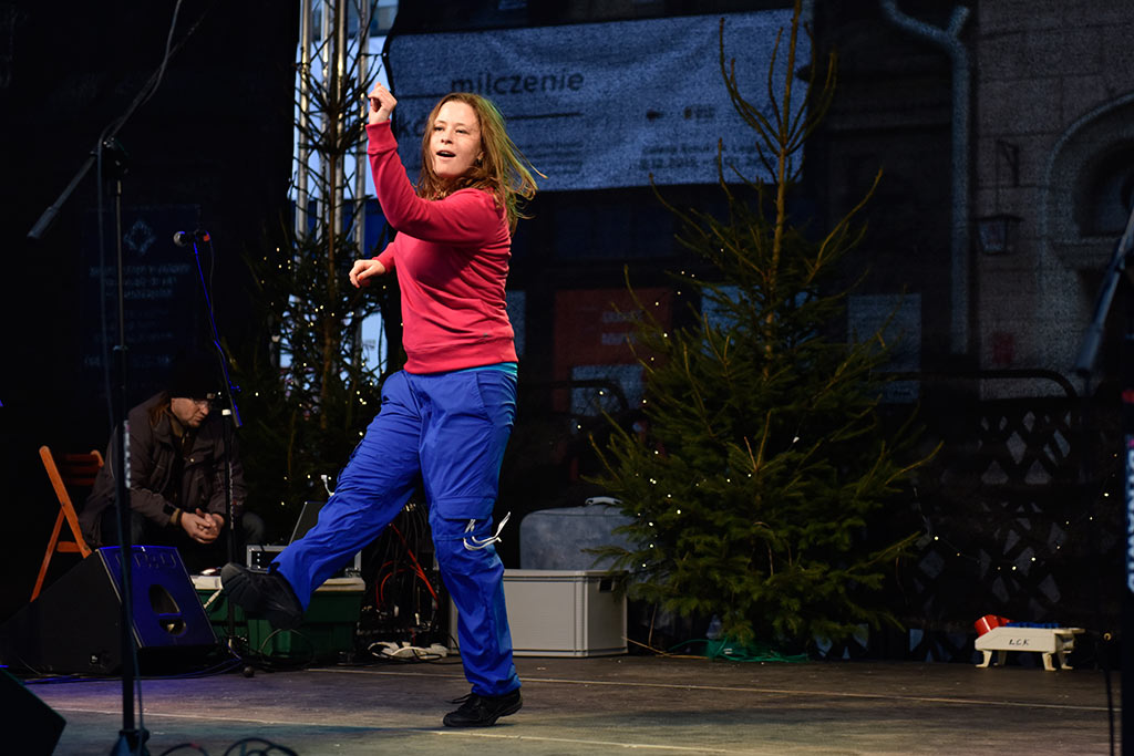 Legniczanie od kilku dni odwiedzają świąteczny jarmark w Rynku