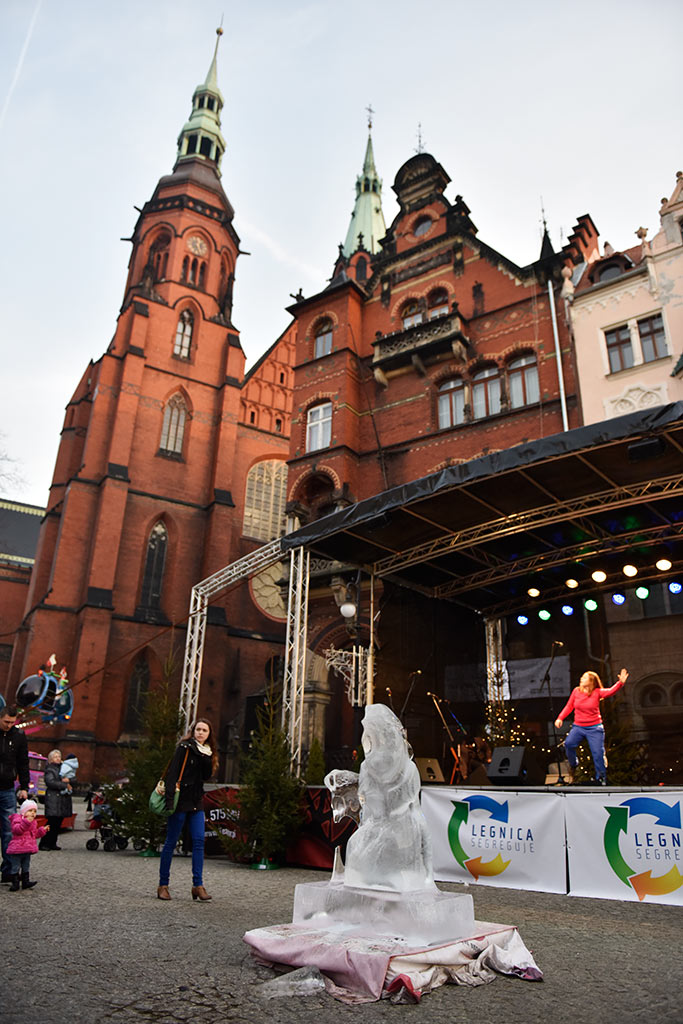 Legniczanie od kilku dni odwiedzają świąteczny jarmark w Rynku
