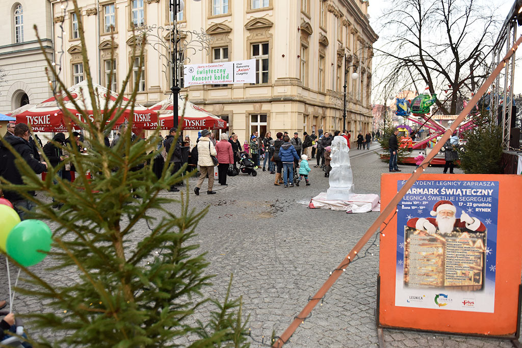 Legniczanie od kilku dni odwiedzają świąteczny jarmark w Rynku