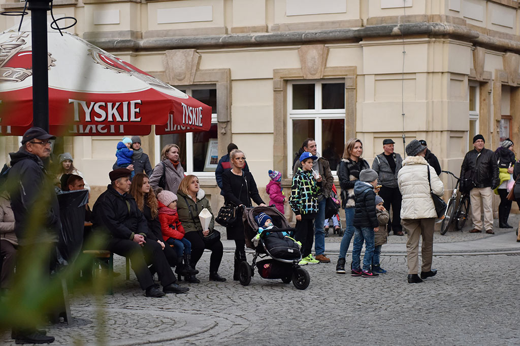 Legniczanie od kilku dni odwiedzają świąteczny jarmark w Rynku