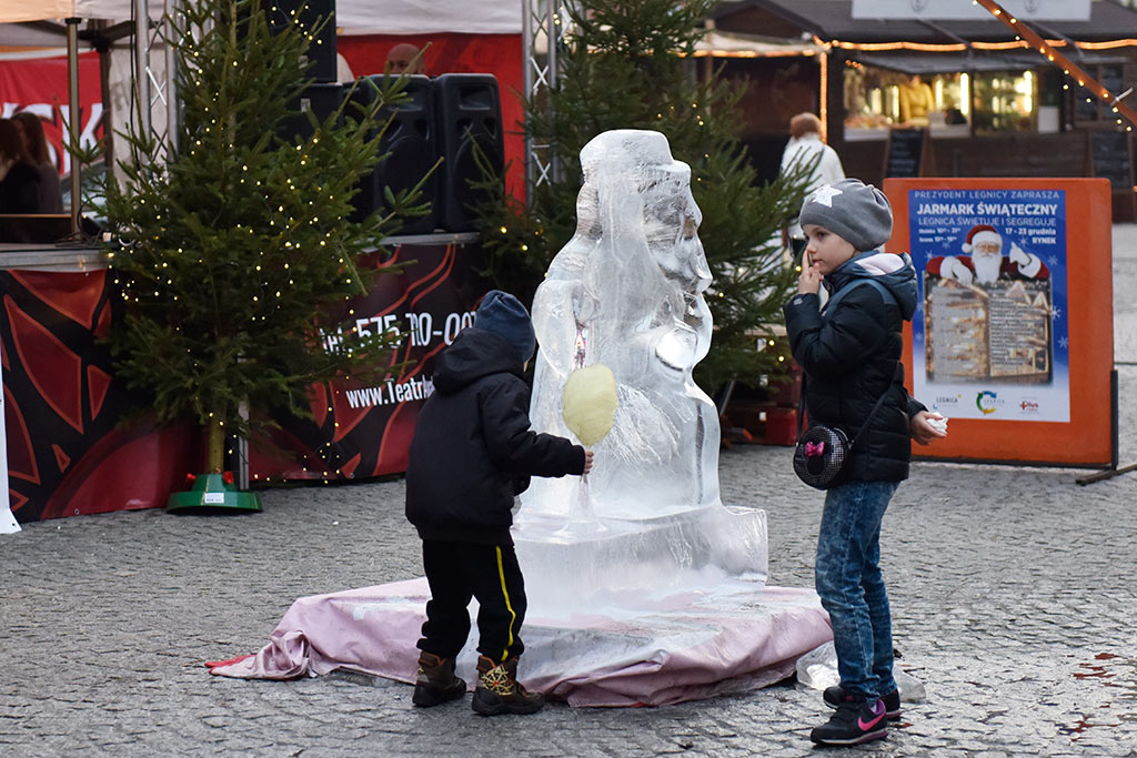 Legniczanie od kilku dni odwiedzają świąteczny jarmark w Rynku