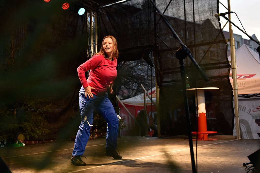 Legniczanie od kilku dni odwiedzają świąteczny jarmark w Rynku