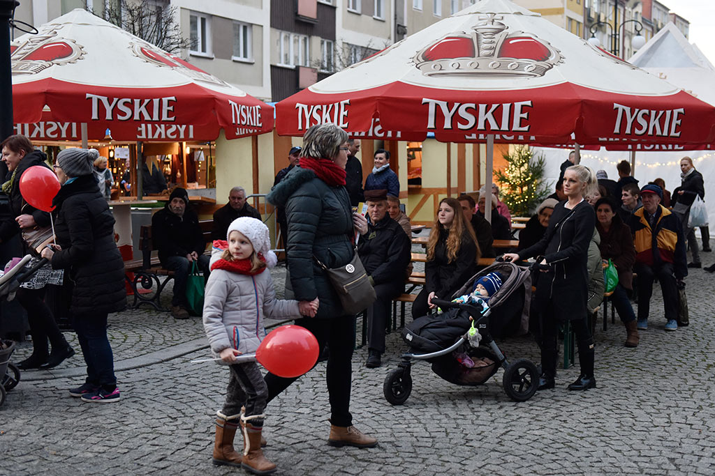 Legniczanie od kilku dni odwiedzają świąteczny jarmark w Rynku