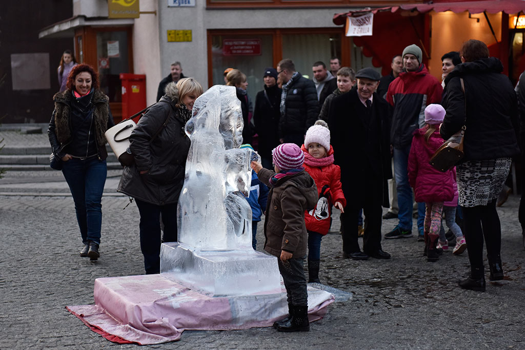 Legniczanie od kilku dni odwiedzają świąteczny jarmark w Rynku