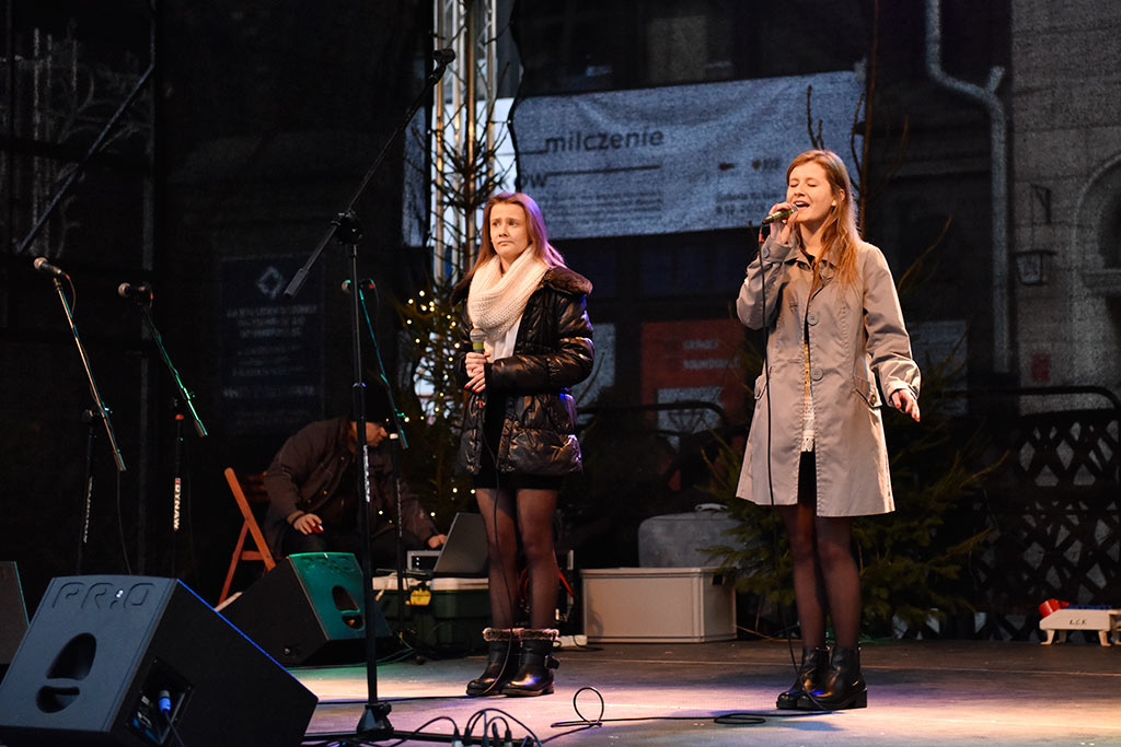 Legniczanie od kilku dni odwiedzają świąteczny jarmark w Rynku