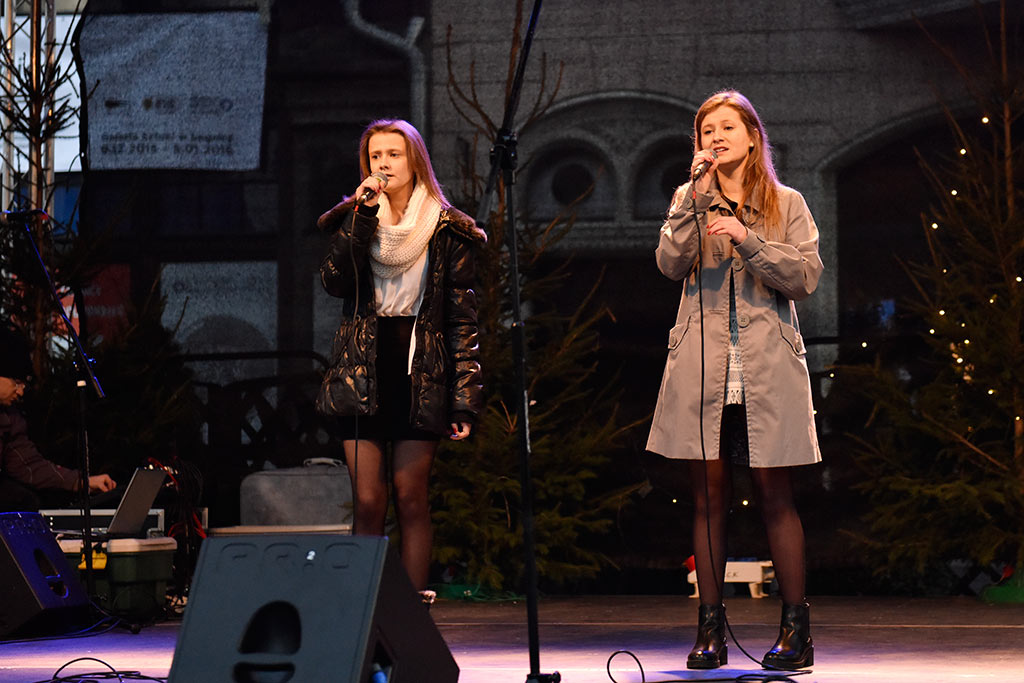 Legniczanie od kilku dni odwiedzają świąteczny jarmark w Rynku