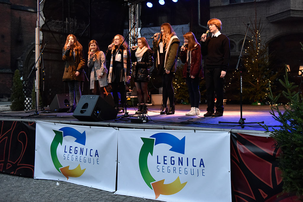 Legniczanie od kilku dni odwiedzają świąteczny jarmark w Rynku