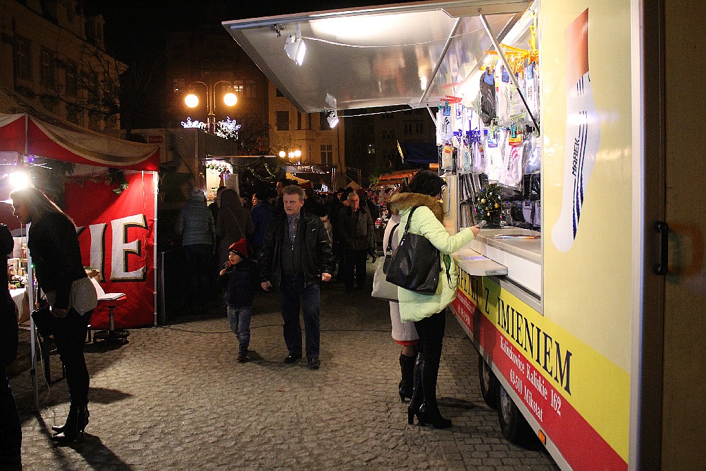 Legniczanie od kilku dni odwiedzają świąteczny jarmark w Rynku