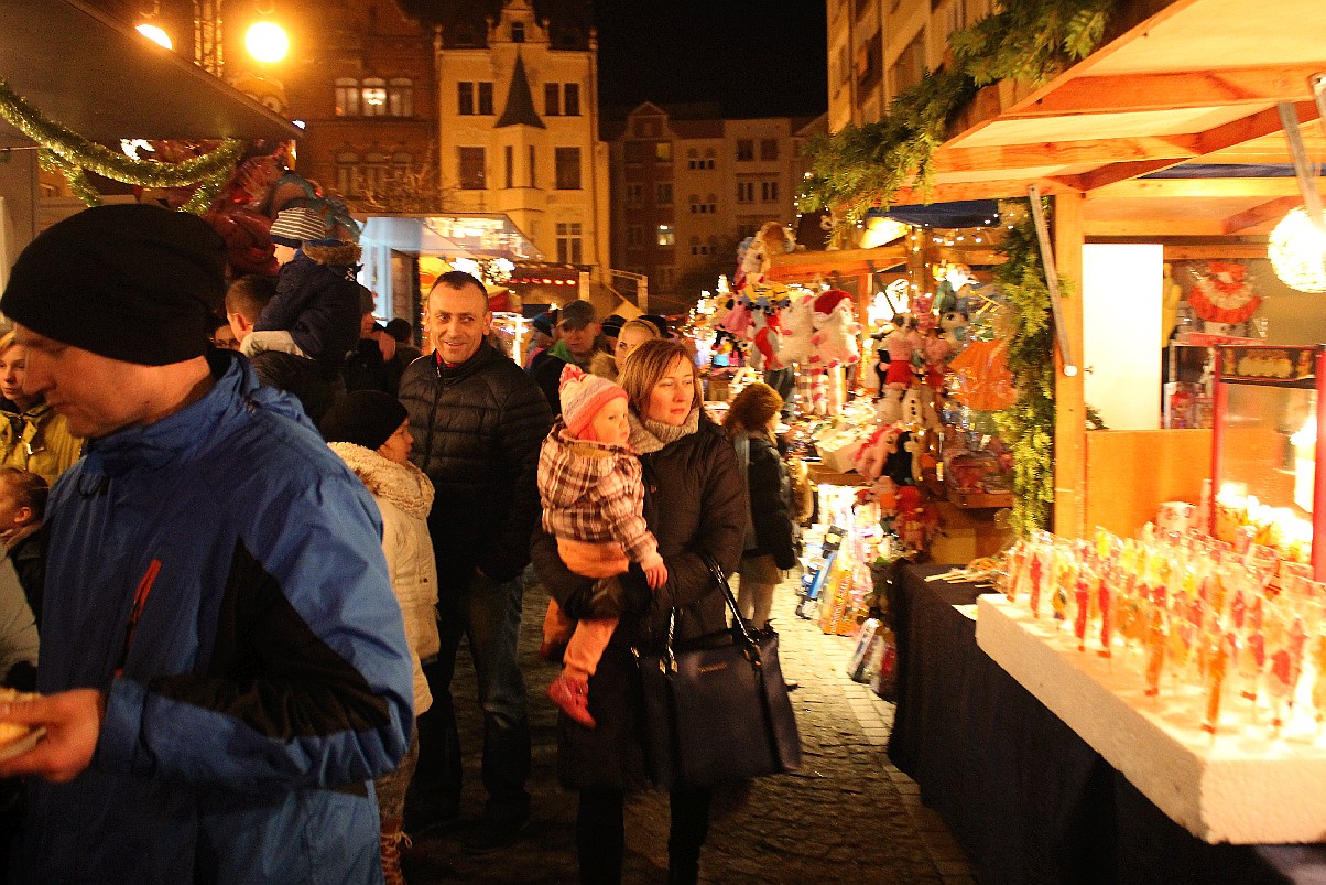 Legniczanie od kilku dni odwiedzają świąteczny jarmark w Rynku
