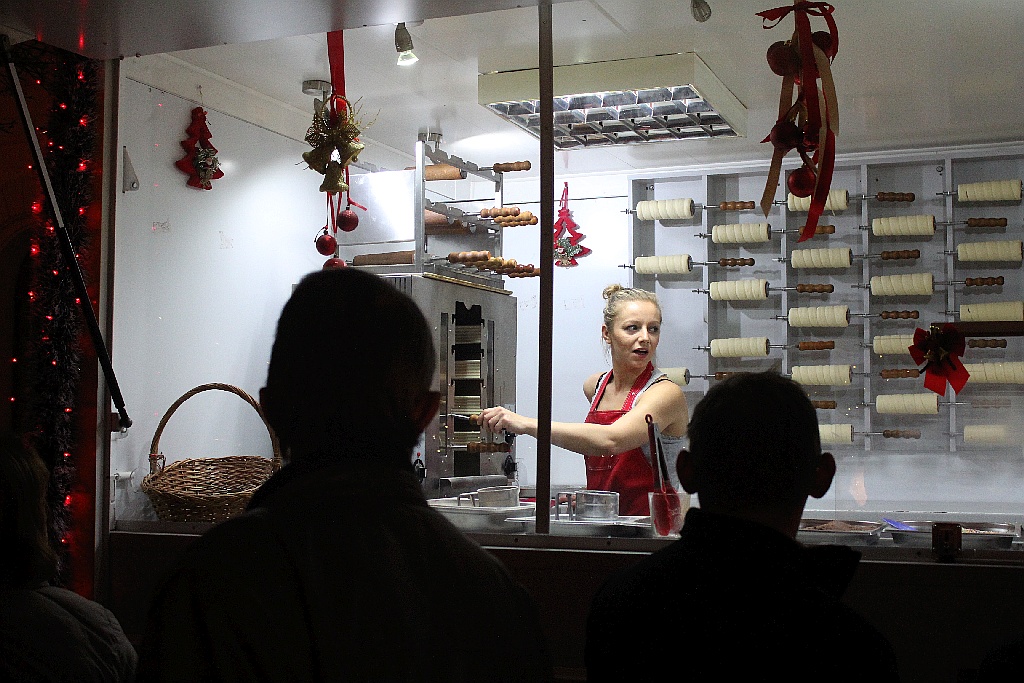 Legniczanie od kilku dni odwiedzają świąteczny jarmark w Rynku