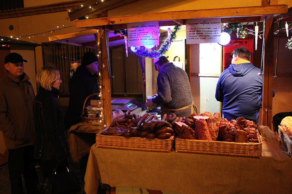 Legniczanie od kilku dni odwiedzają świąteczny jarmark w Rynku