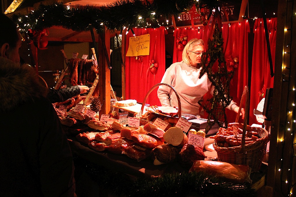 Legniczanie od kilku dni odwiedzają świąteczny jarmark w Rynku