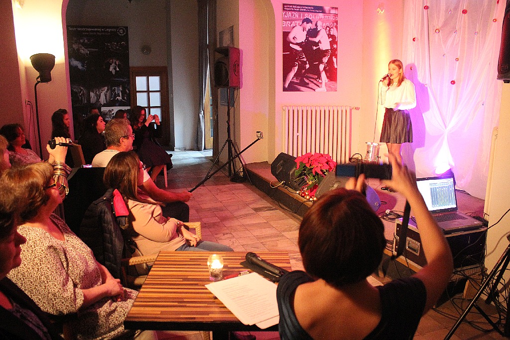 Soliści Studia Piosenki Fame Art dali koncert w Caffe Modjeska