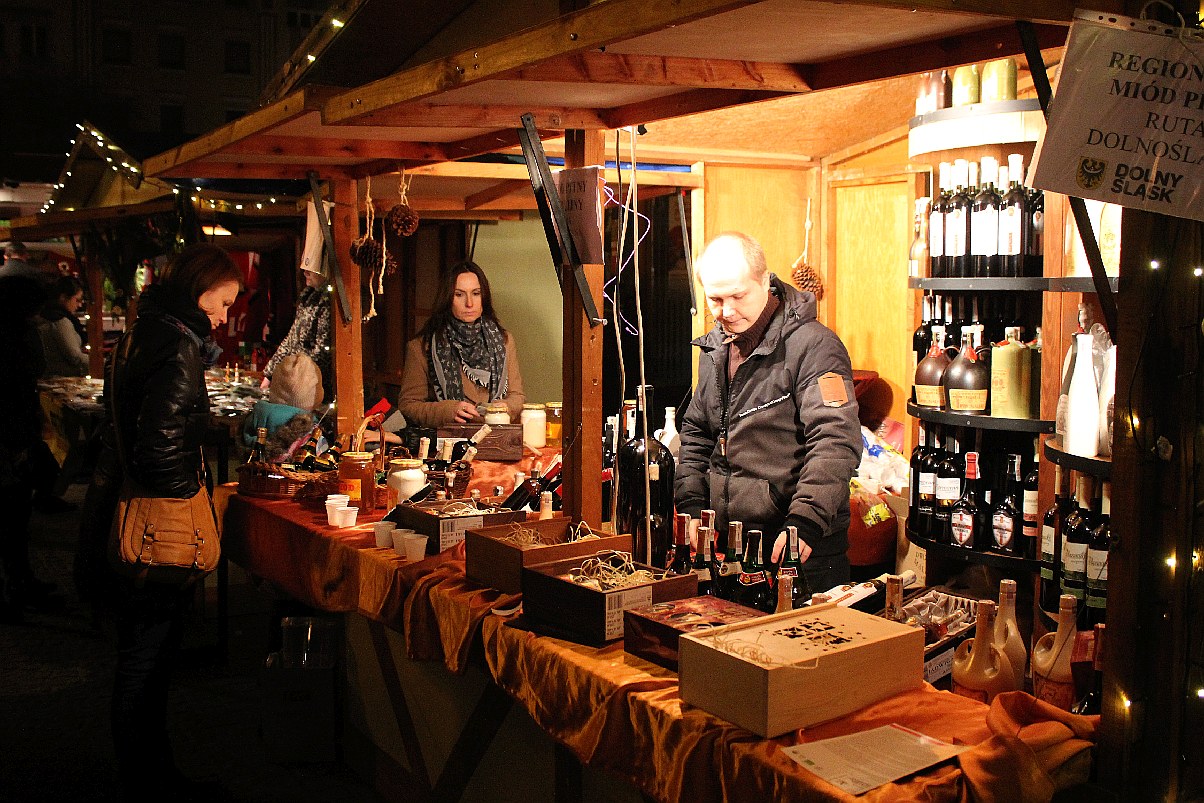 Legniczanie od kilku dni odwiedzają świąteczny jarmark w Rynku