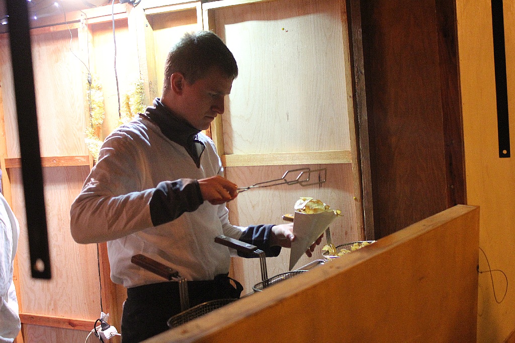 Legniczanie od kilku dni odwiedzają świąteczny jarmark w Rynku