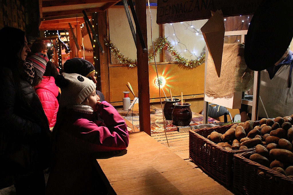 Legniczanie od kilku dni odwiedzają świąteczny jarmark w Rynku