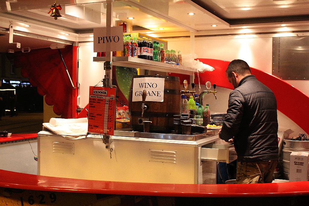 Legniczanie od kilku dni odwiedzają świąteczny jarmark w Rynku