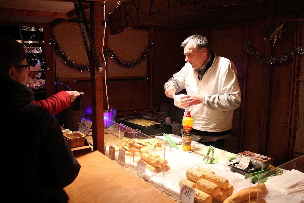 Legniczanie od kilku dni odwiedzają świąteczny jarmark w Rynku