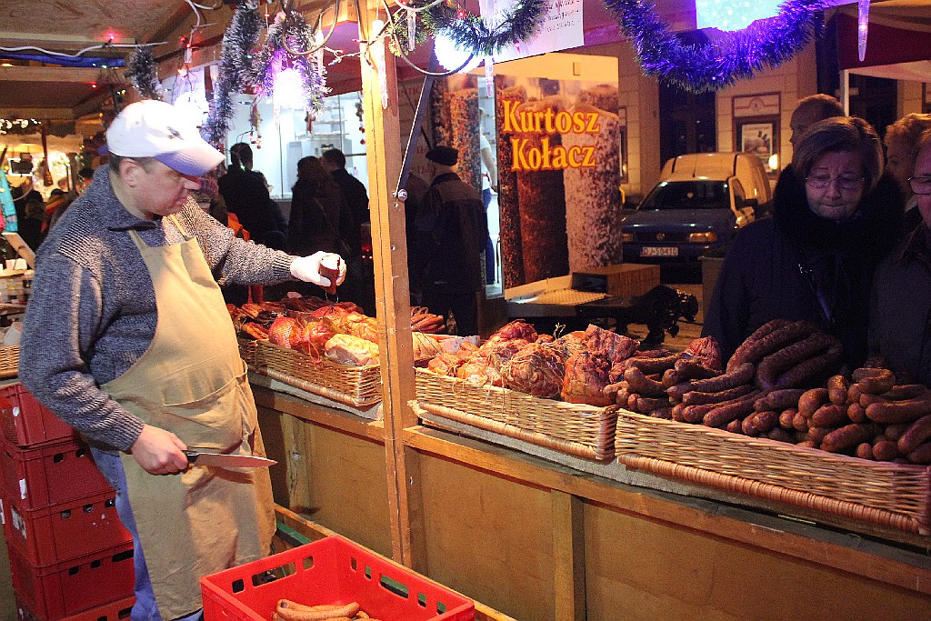 Legniczanie od kilku dni odwiedzają świąteczny jarmark w Rynku