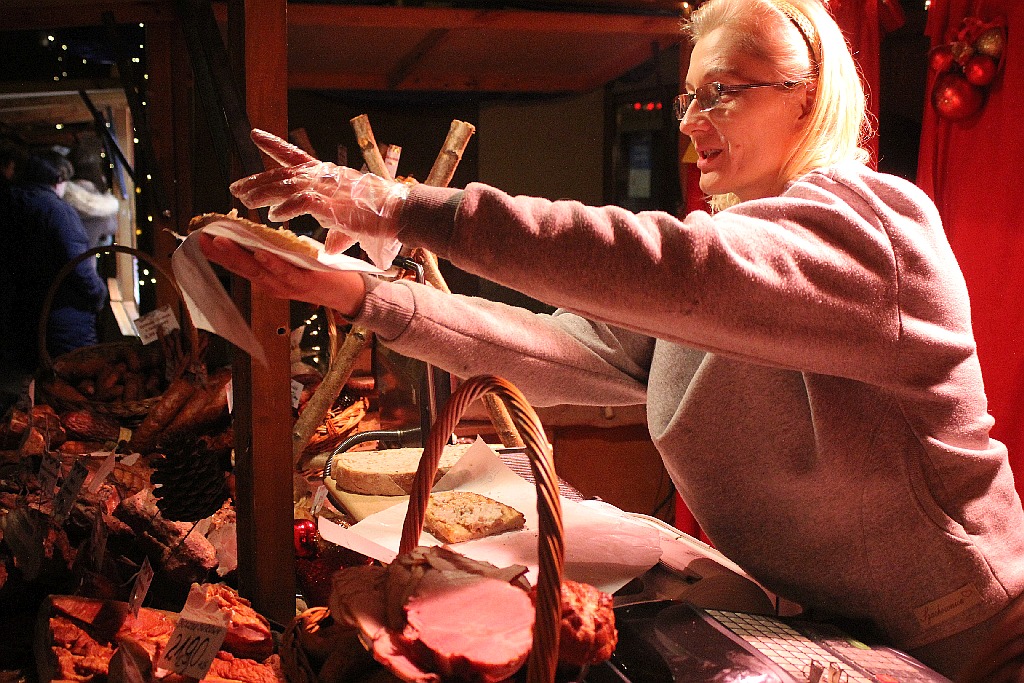 Legniczanie od kilku dni odwiedzają świąteczny jarmark w Rynku