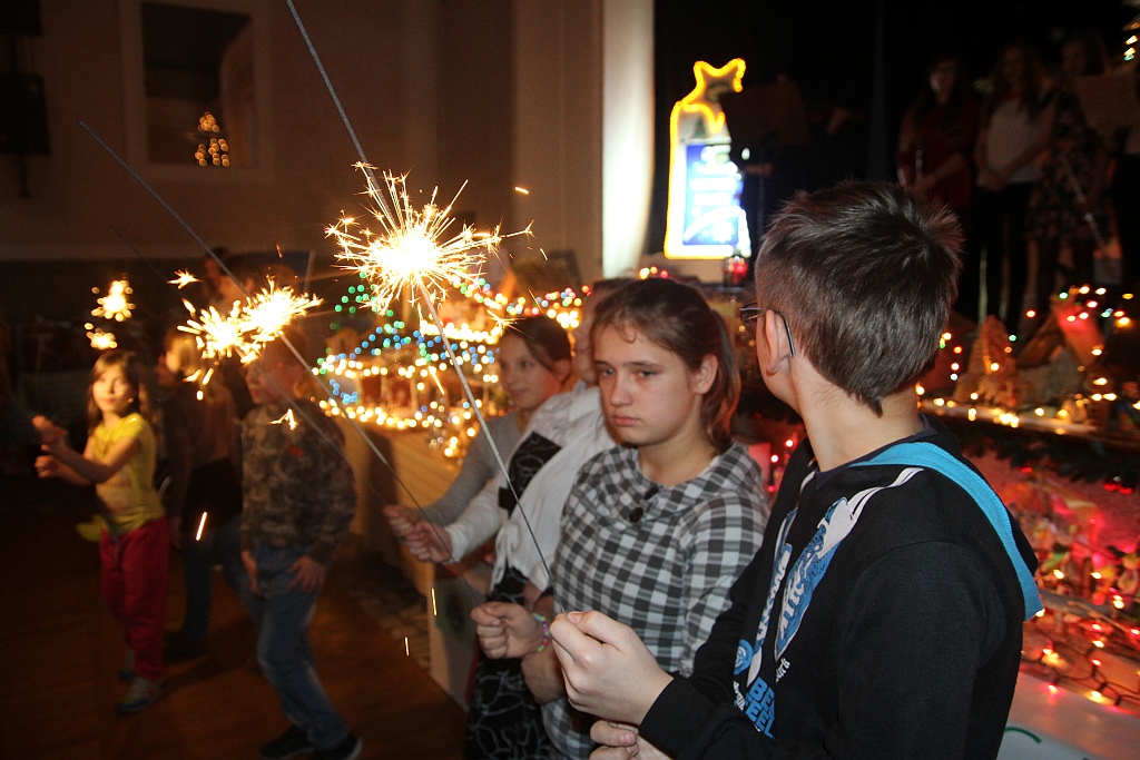 Podopieczni TPD zasiedi do wspólnej wigilii i otrzymali paczki