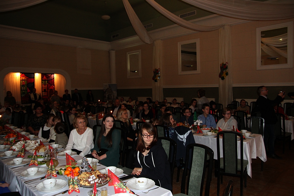 Podopieczni TPD zasiedi do wspólnej wigilii i otrzymali paczki