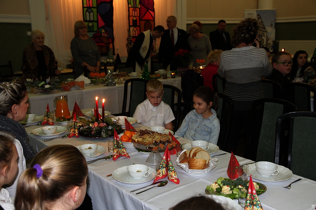 Podopieczni TPD zasiedi do wspólnej wigilii i otrzymali paczki