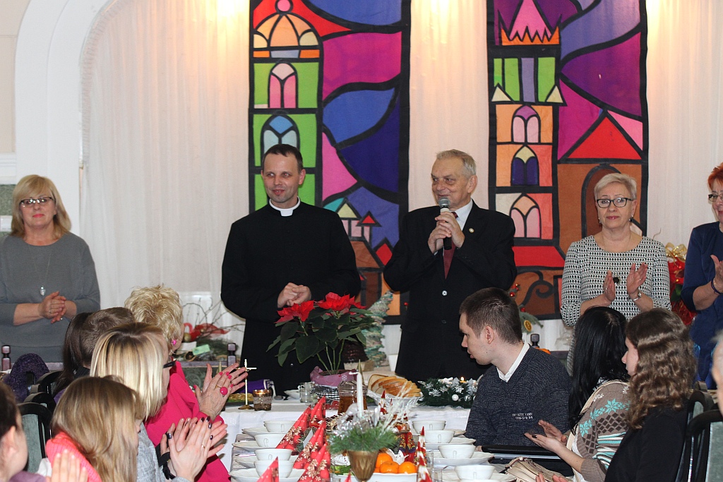 Podopieczni TPD zasiedi do wspólnej wigilii i otrzymali paczki